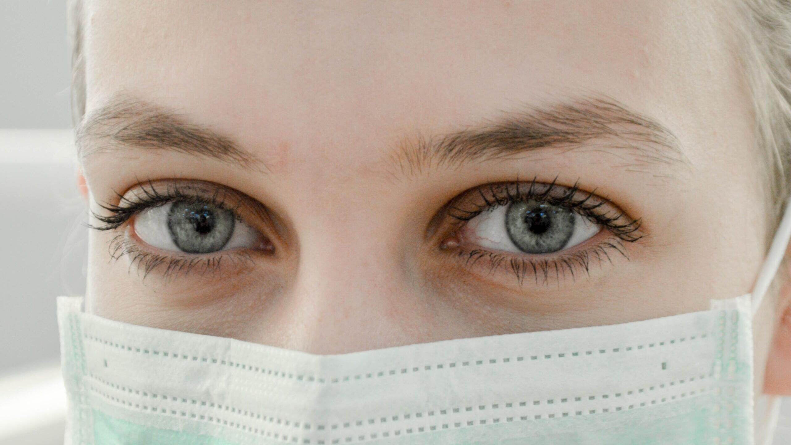 Woman wearng a face mask